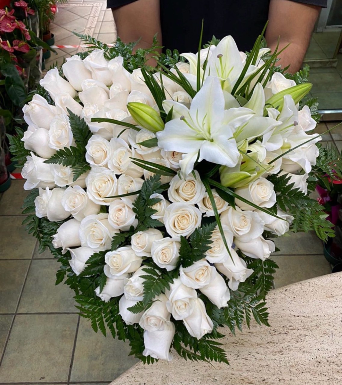 Composición de rosas y lilium blanco