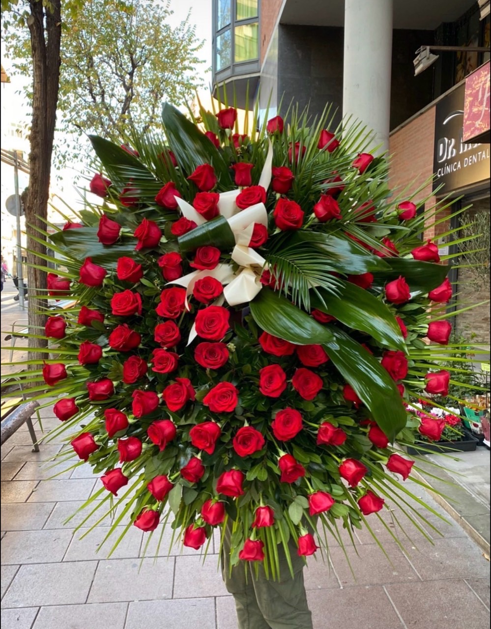 Corona de rosas rojas
