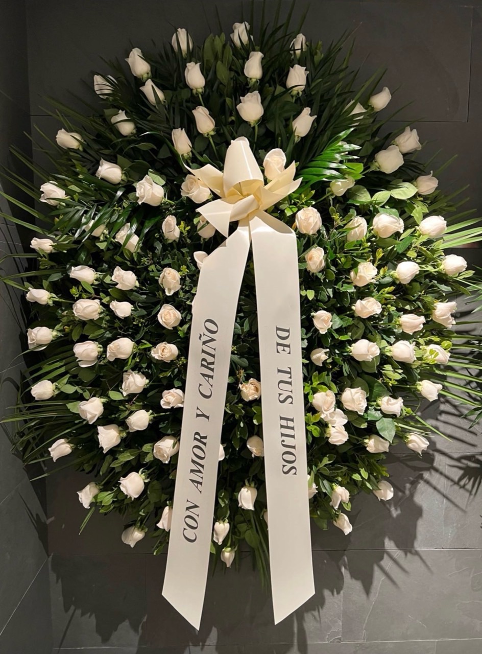 Corona de rosas blancas