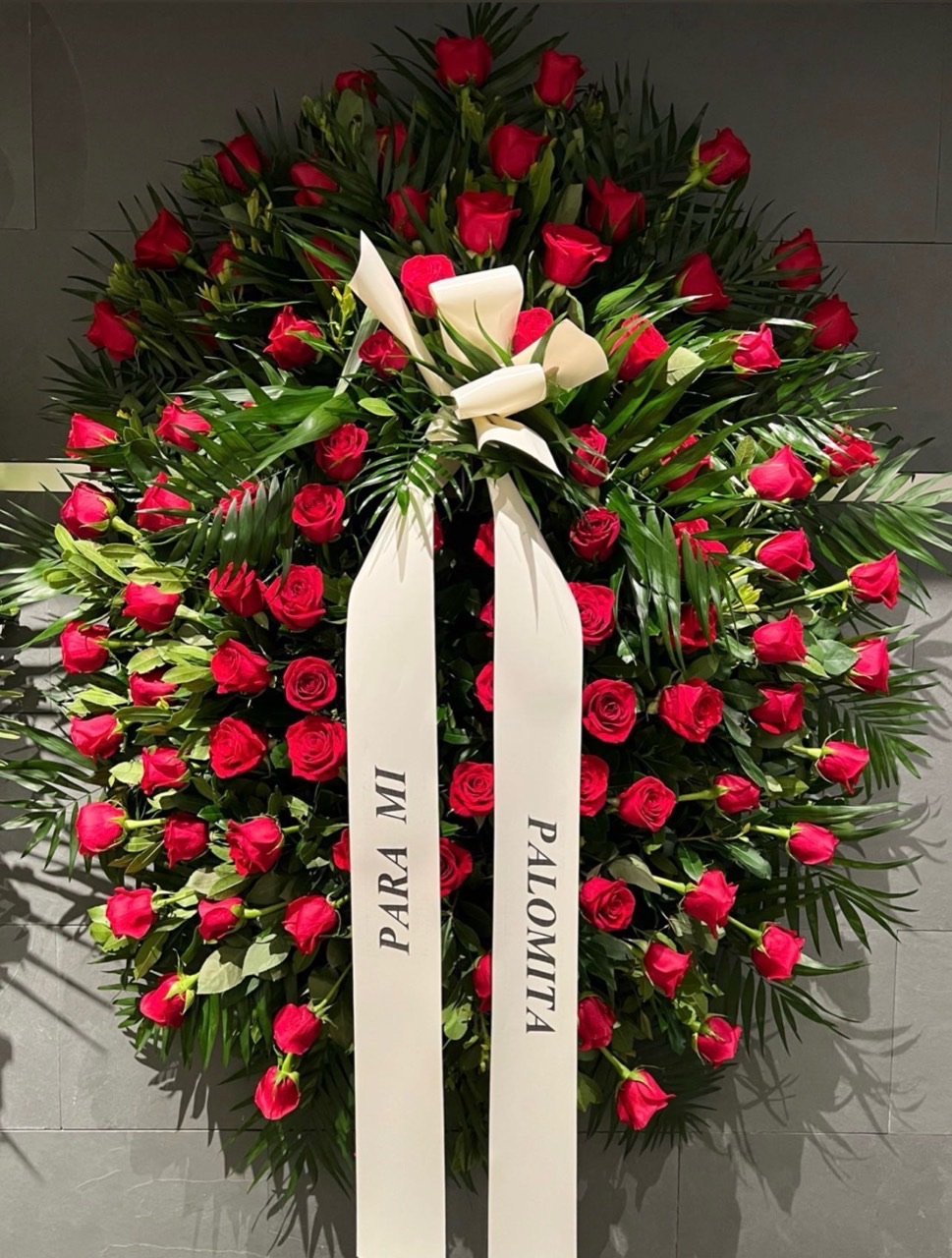 Corona de rosas rojas personalizada