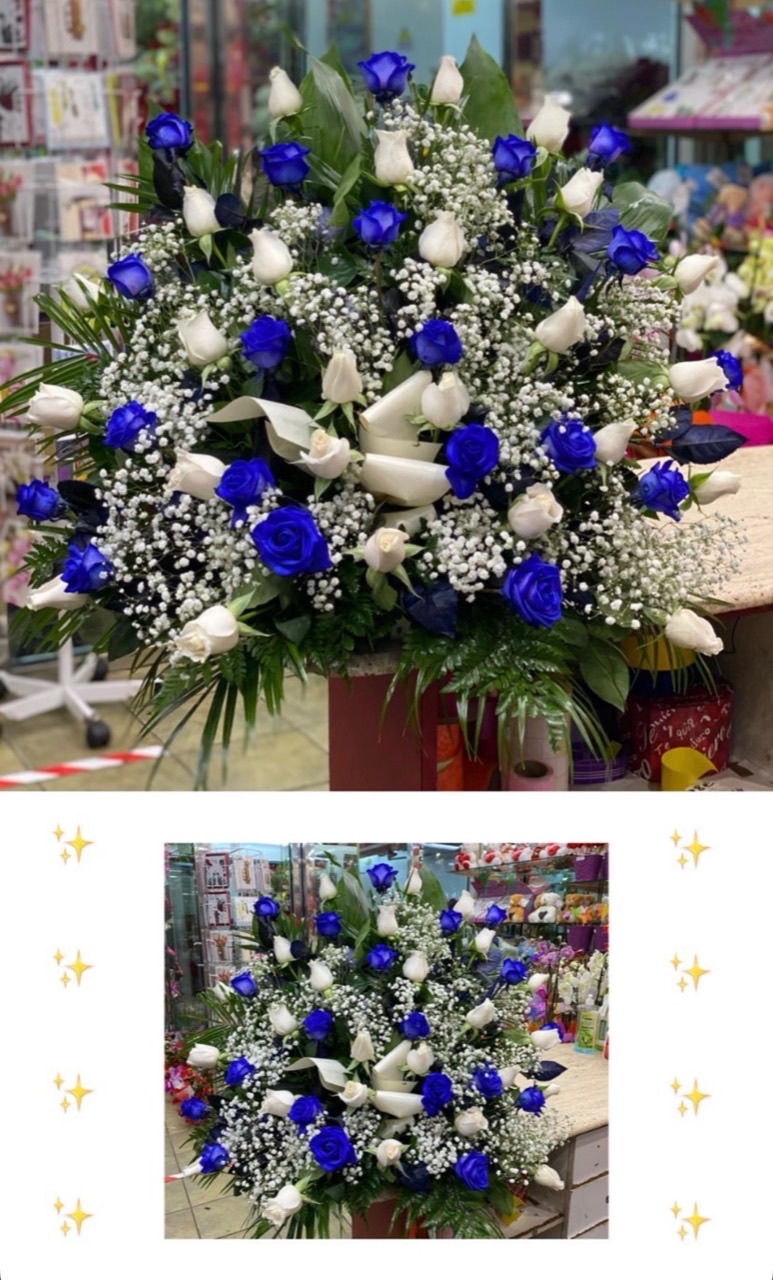 Centro floral en azul y blanco